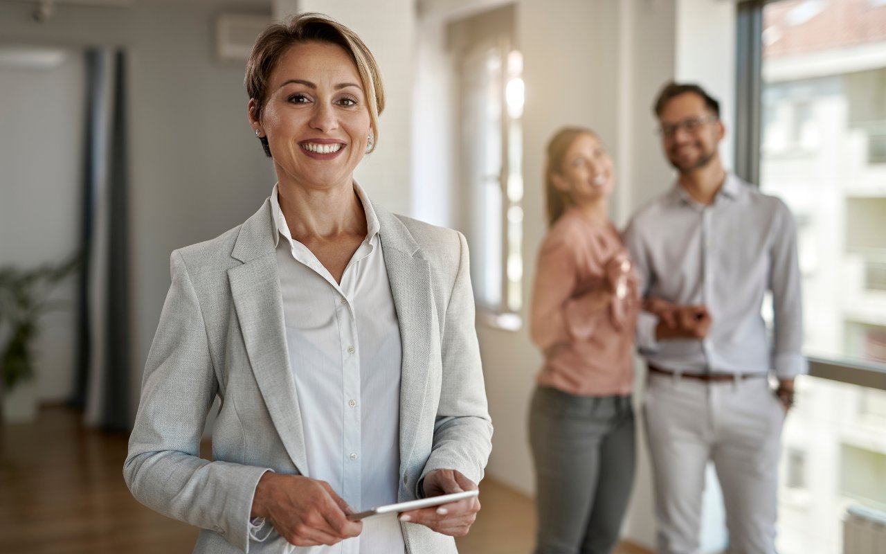 can real estate agents have their own websites